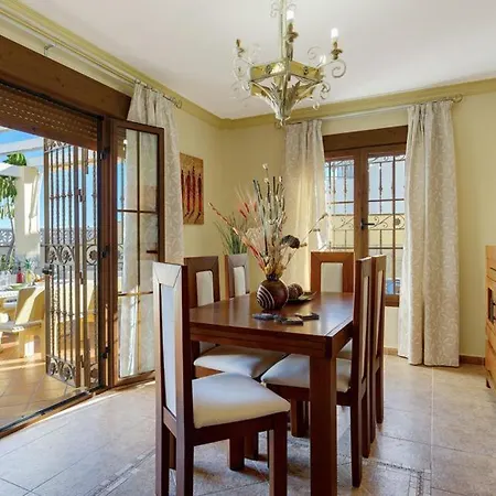 Villa Sleeps 8 Pool Air Con Wifi