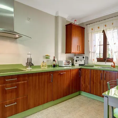 Villa Sleeps 8 Pool Air Con Wifi *